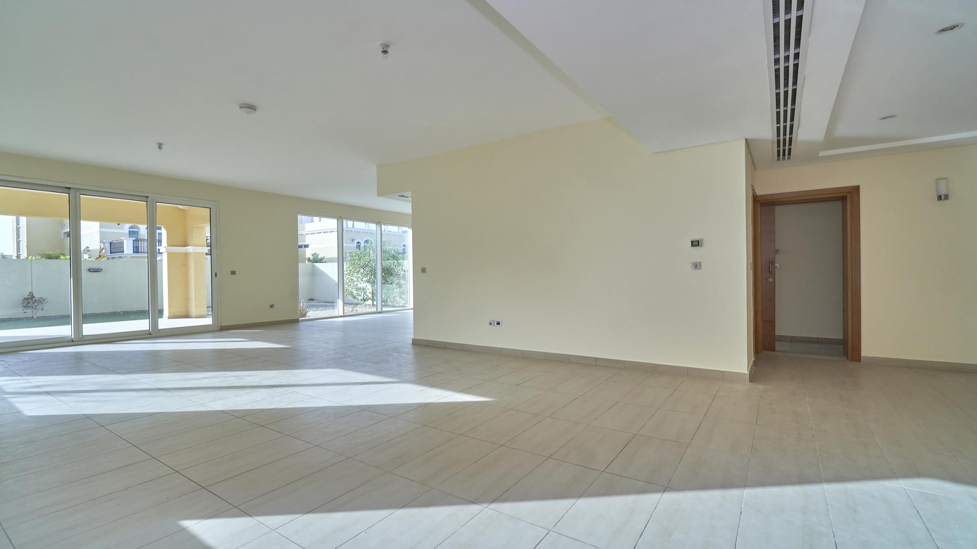 Spacious living area in 4-bedroom Legacy Nova Villa, Jumeirah Park, Dubai for rent