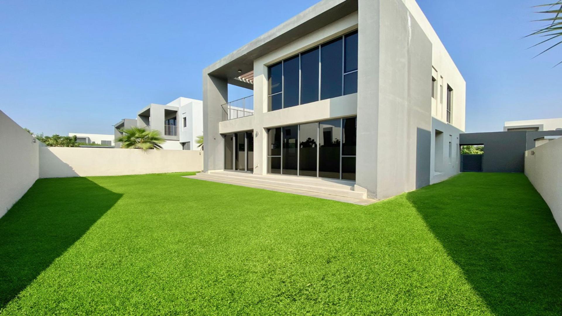 Exterior view of spacious 4-bedroom villa with lush garden in Sidra 2, Dubai Hills Estate