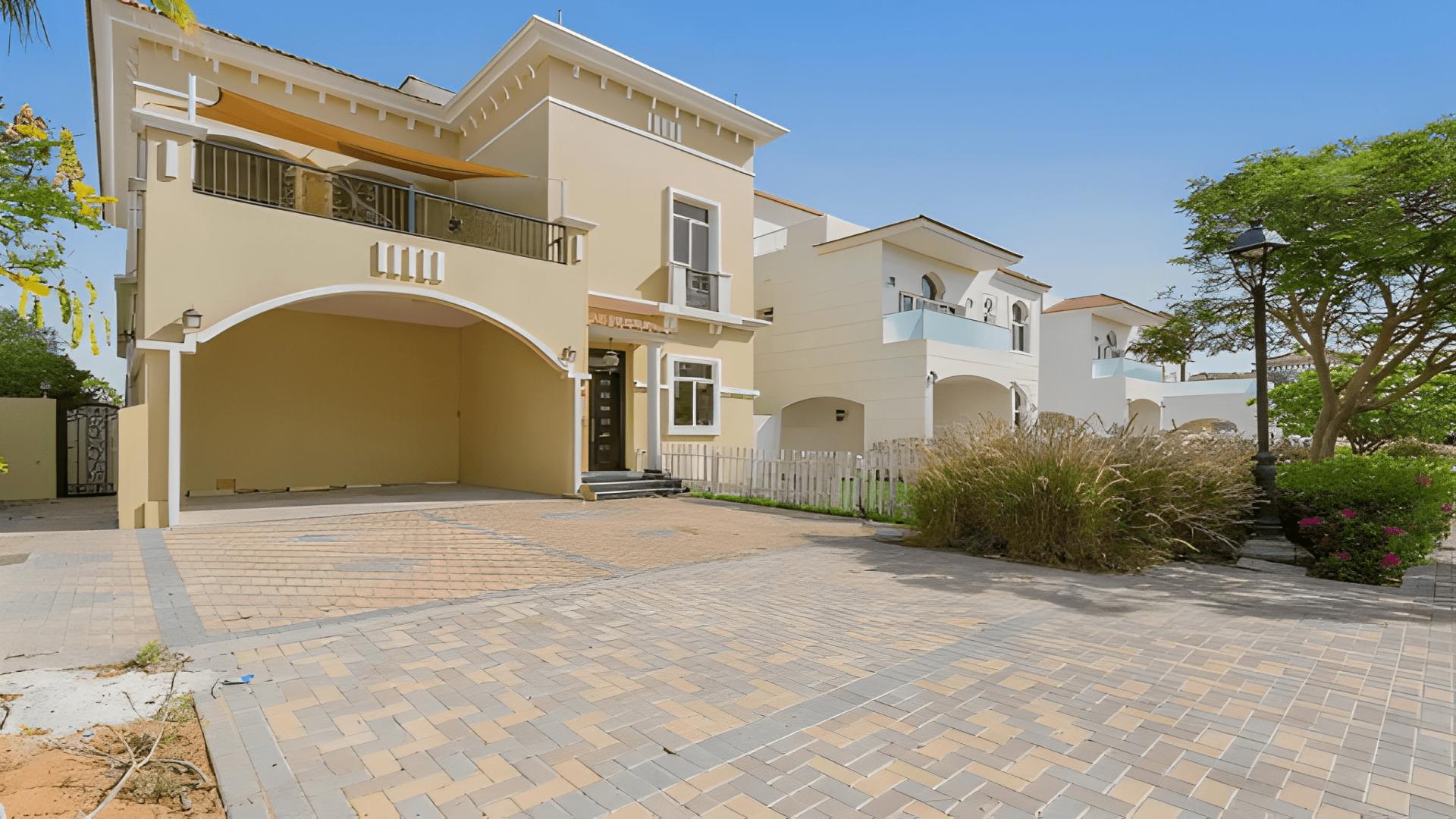 4-bedroom villa exterior with garden in The Centro, The Villa community, for rent