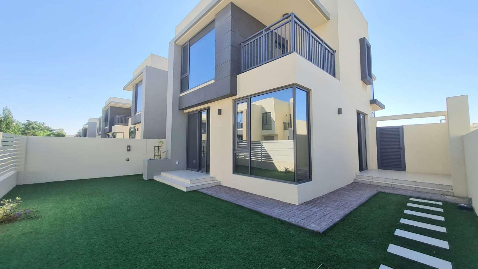 "4-bedroom corner villa exterior with garden in Maple 2