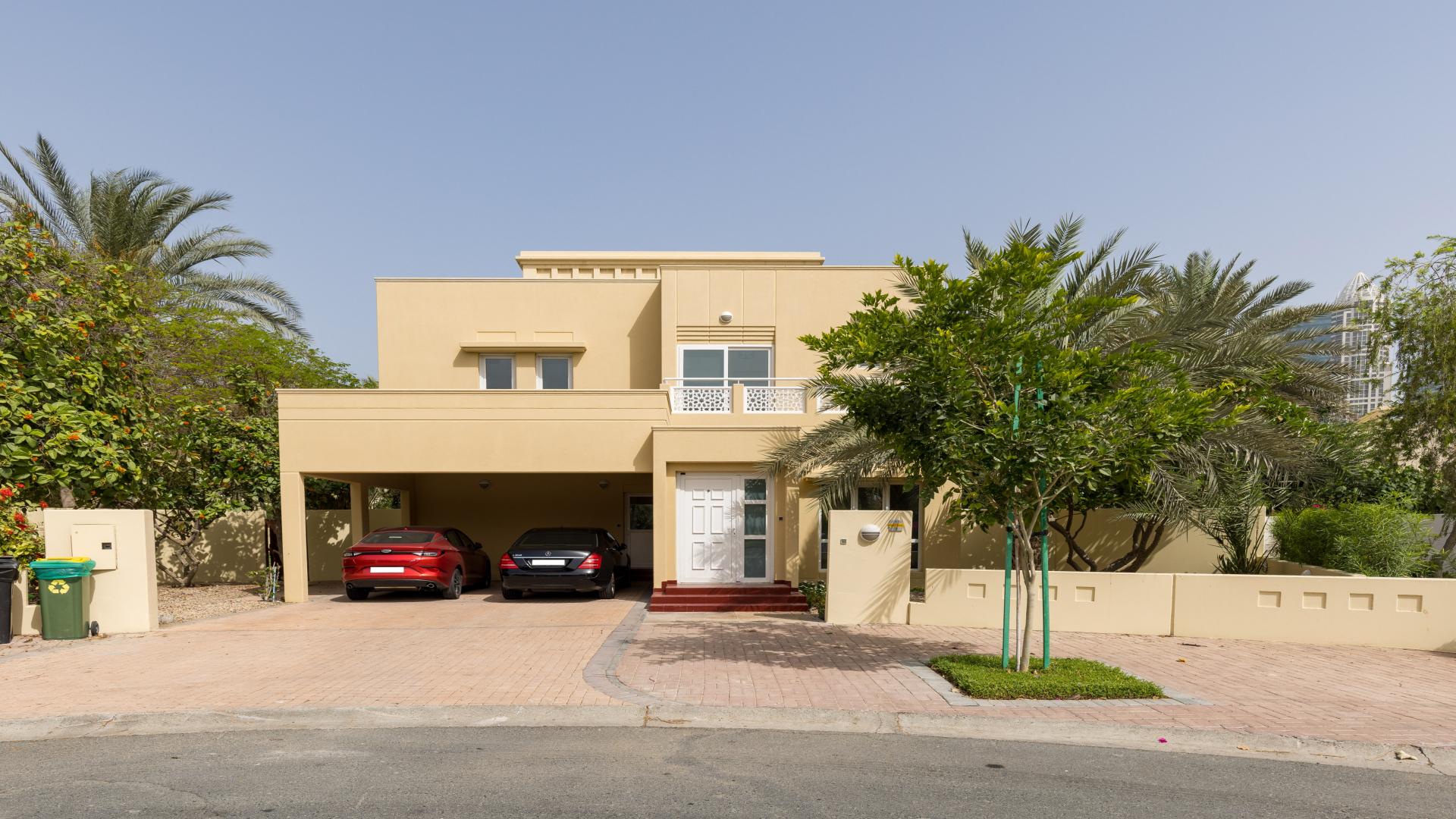 Fully upgraded 4-bedroom villa with large plot in Meadows 1, available for rent