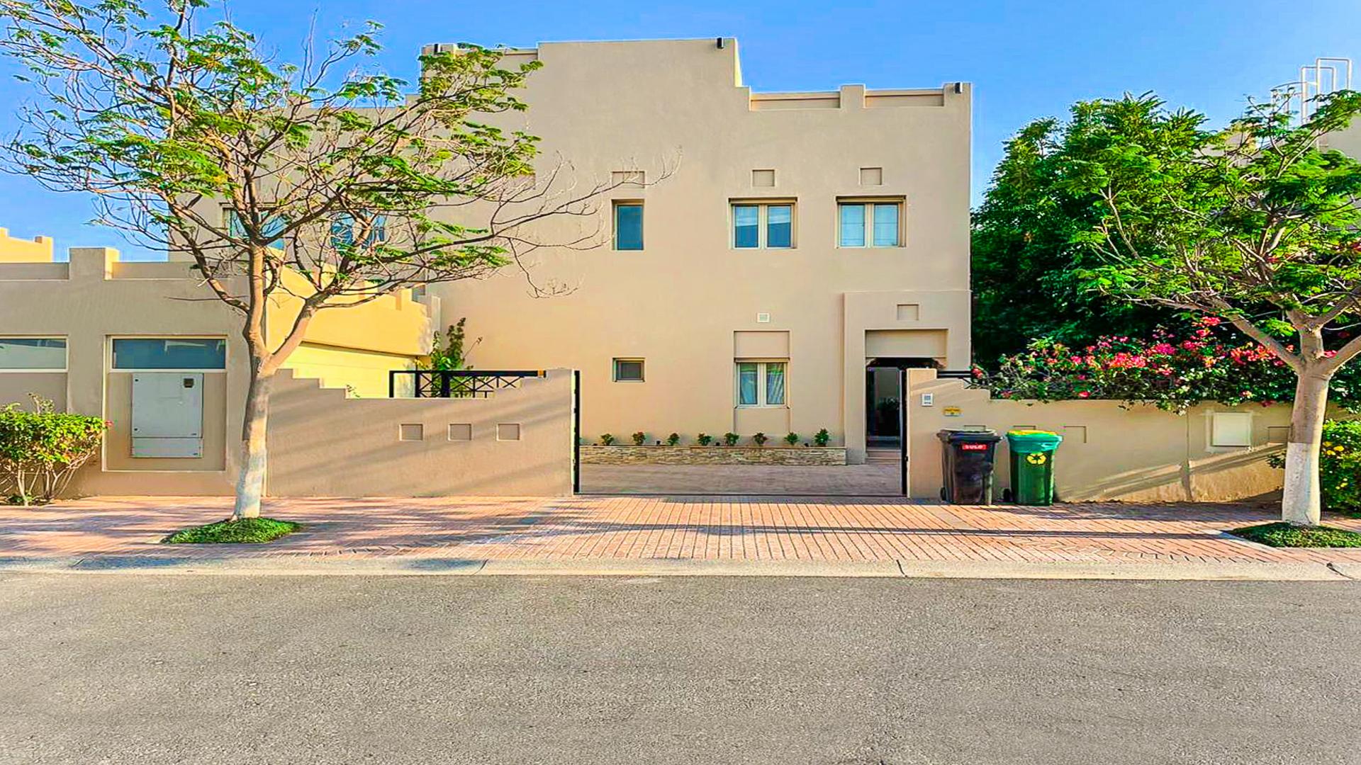 Lake-backing villa with landscaped garden in Meadows 7, available for rent. Ref No: LP13157