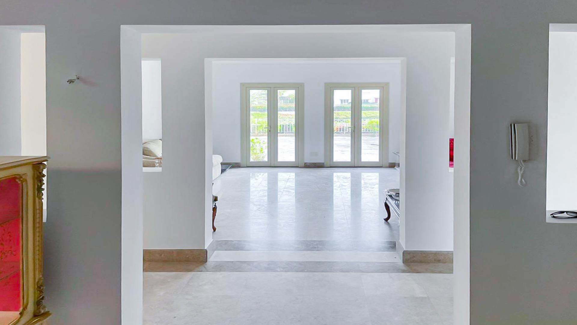 Lake-backing villa with landscaped garden in Meadows 7, 4 bedrooms, 5 bathrooms, for rent