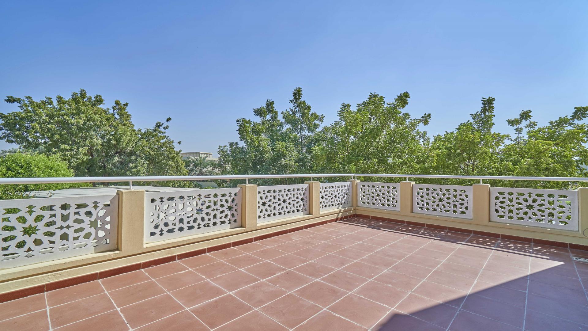 Spacious living area in 4-bedroom villa for rent, Meadows 1, excellent condition