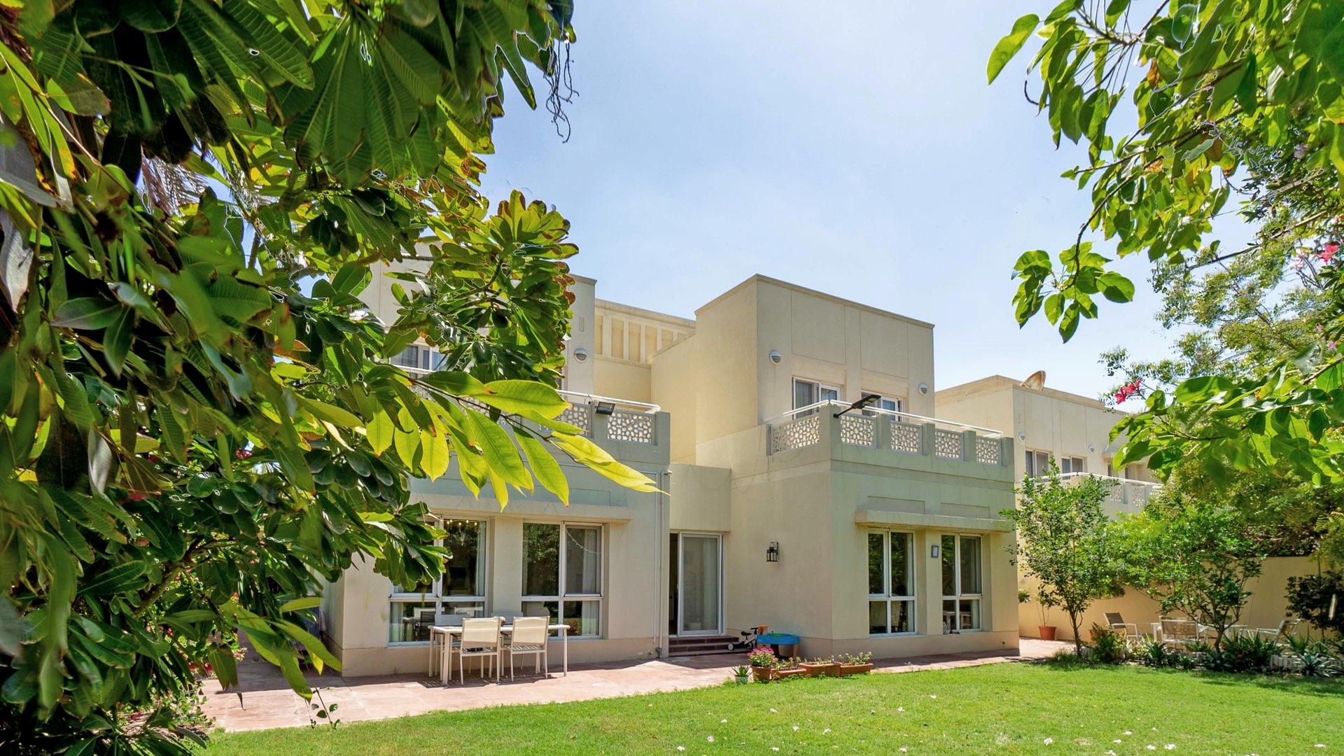 Luxurious living room in 4-bedroom villa, Meadows 2, Dubai, featuring elegant decor and furnishings