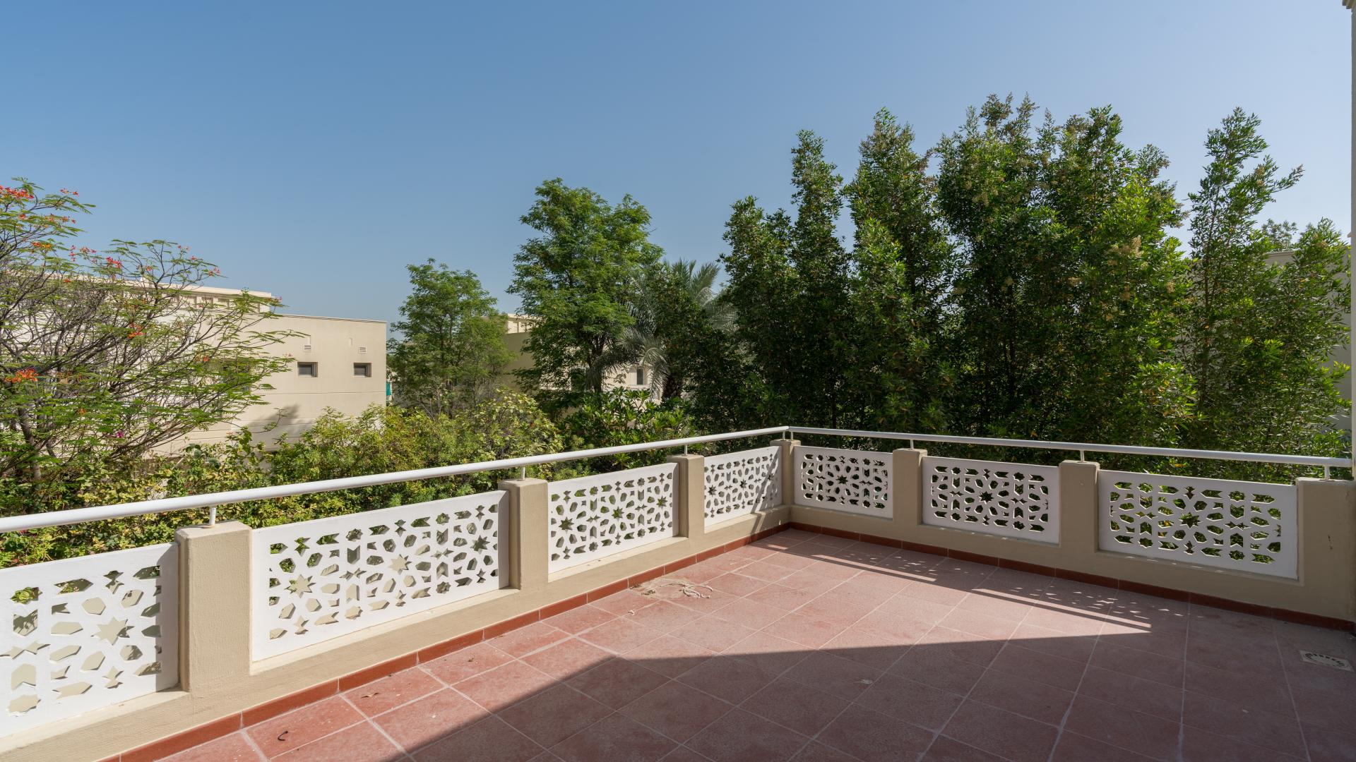 Luxurious open-plan kitchen and living area in 4-bedroom villa, Meadows, Emirates Living