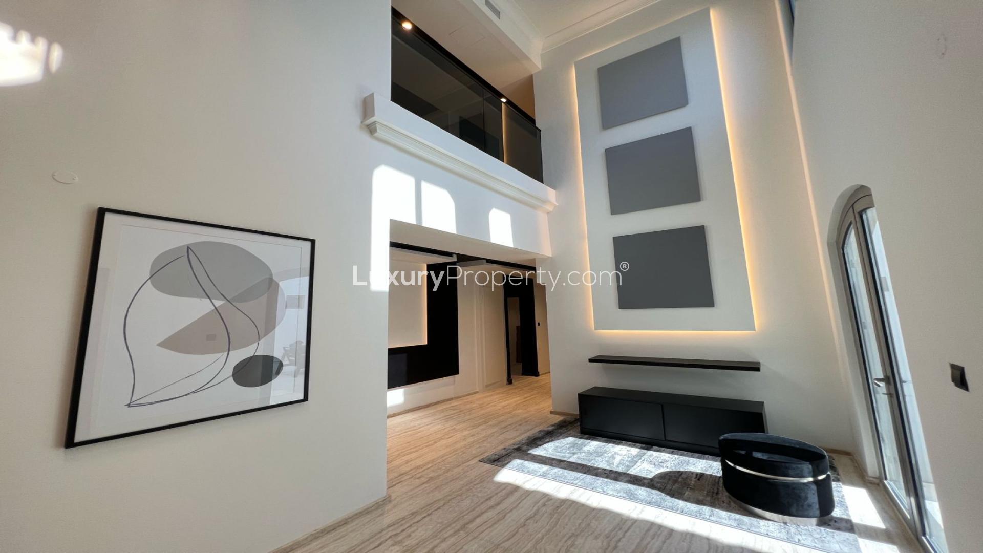 Modern kitchen in upgraded 4-bedroom villa, Garden Homes, Palm Jumeirah, available for rent