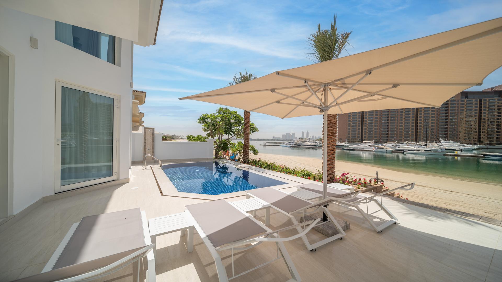 Front view of luxury 5-bedroom villa with garage in Palm Jumeirah's Garden Homes