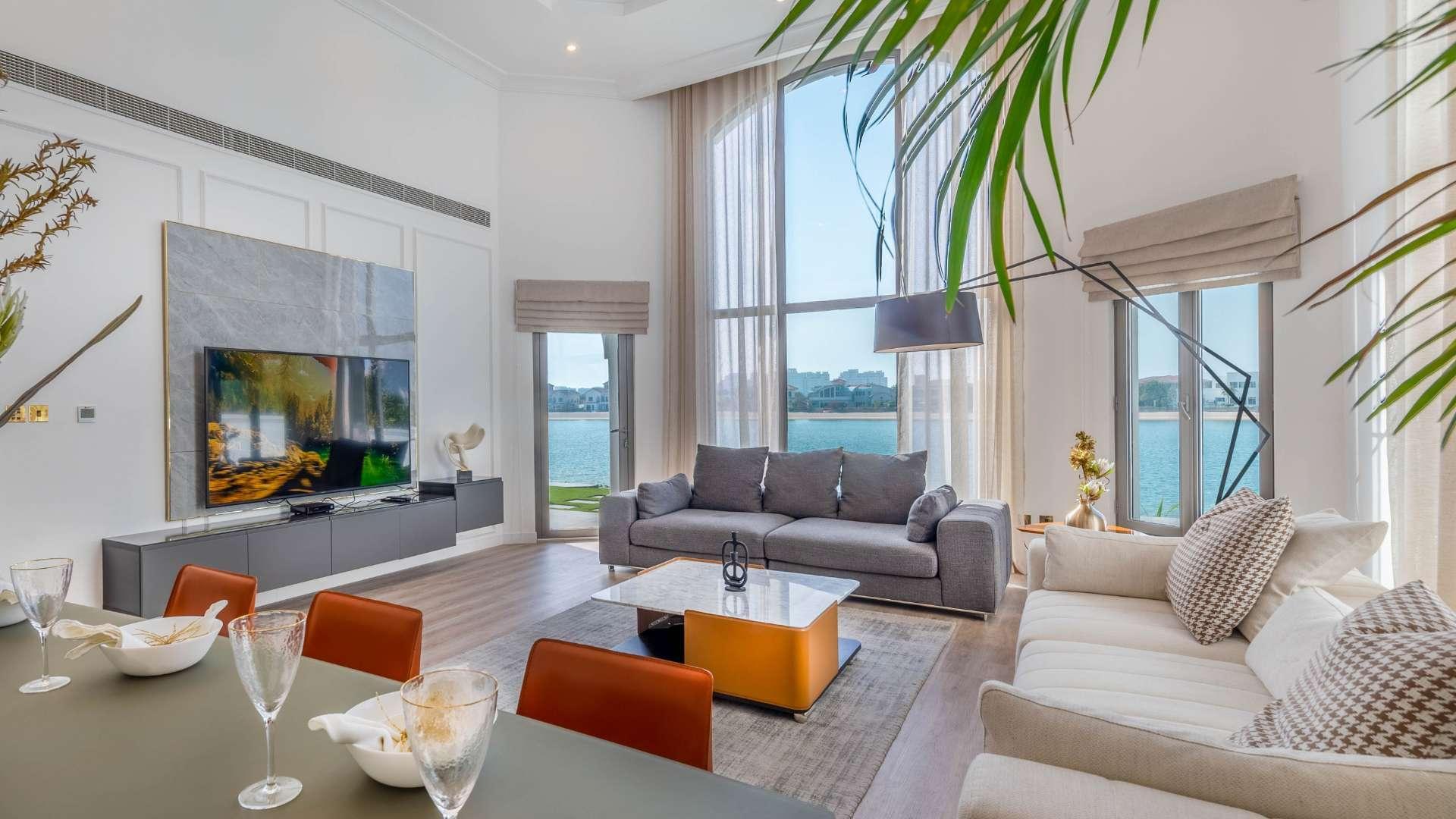 Beautifully renovated villa exterior in Palm Jumeirah’s Garden Homes, featuring lush landscaping