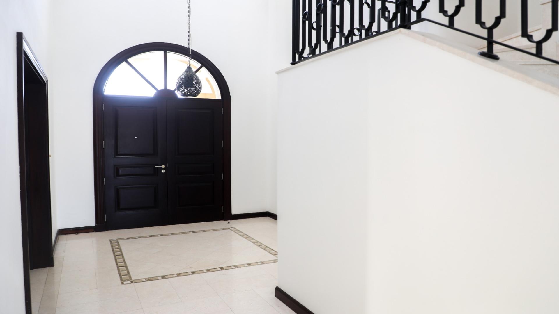 Spacious kitchen in luxurious 4-bed villa, Palm Jumeirah, Garden Homes, for rent