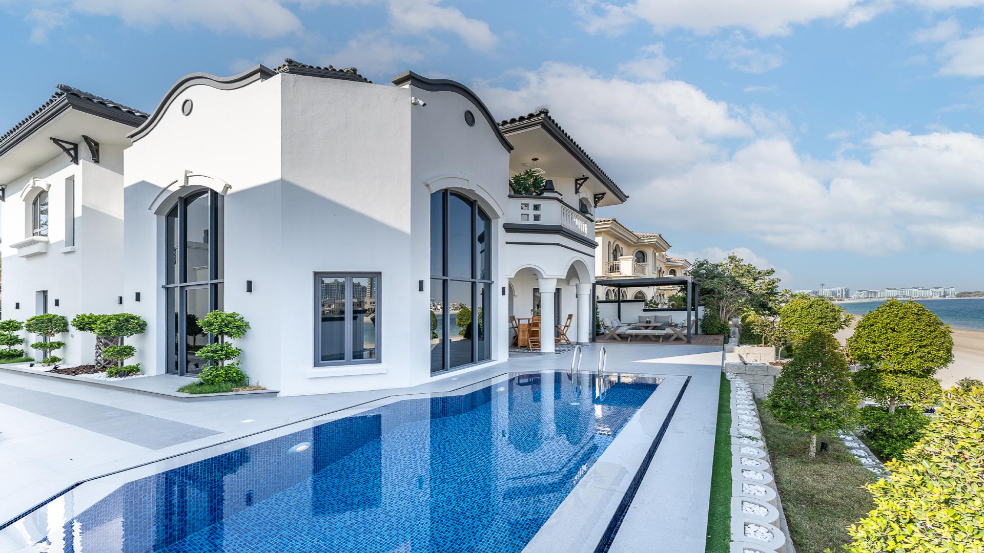Luxurious living room in Palm Jumeirah villa with waterfront views and elegant decor