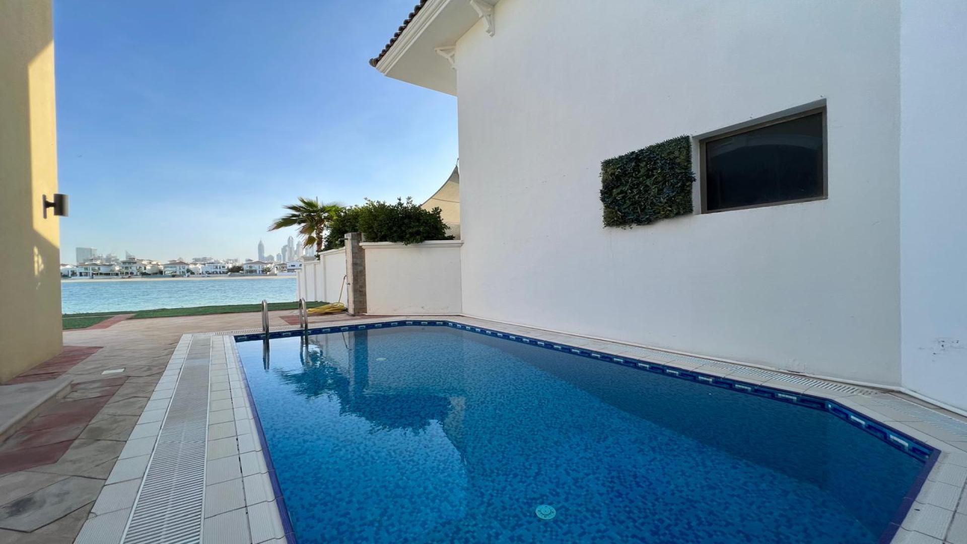 Spacious living room with sea view in Palm Jumeirah Garden Homes villa for rent