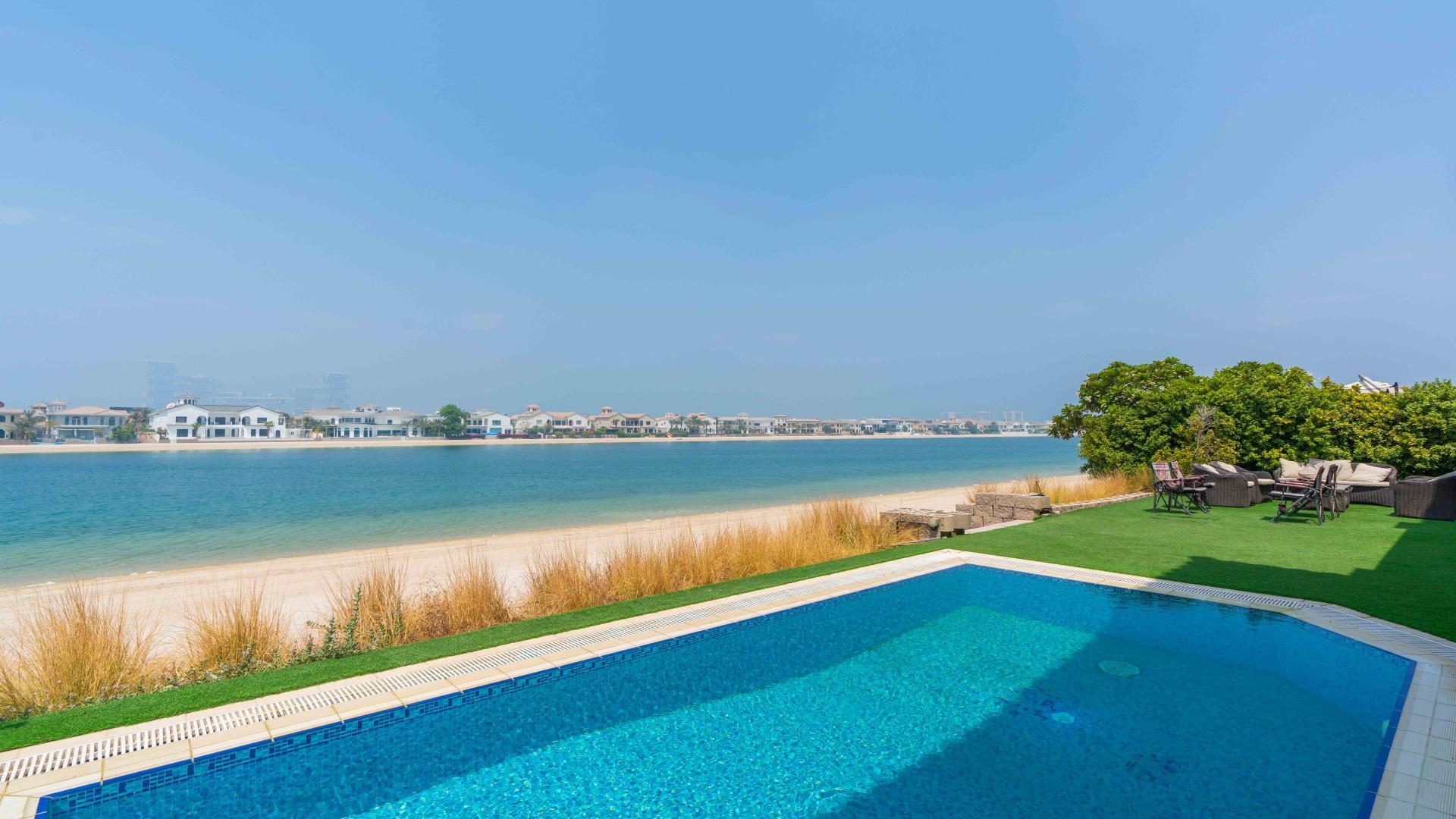Luxurious living room in 4-bedroom Palm Jumeirah villa with sea view and elegant decor