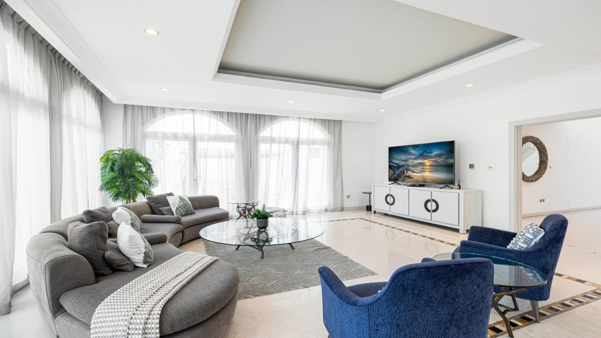 Beachfront villa pool with skyline view in Garden Homes, Palm Jumeirah