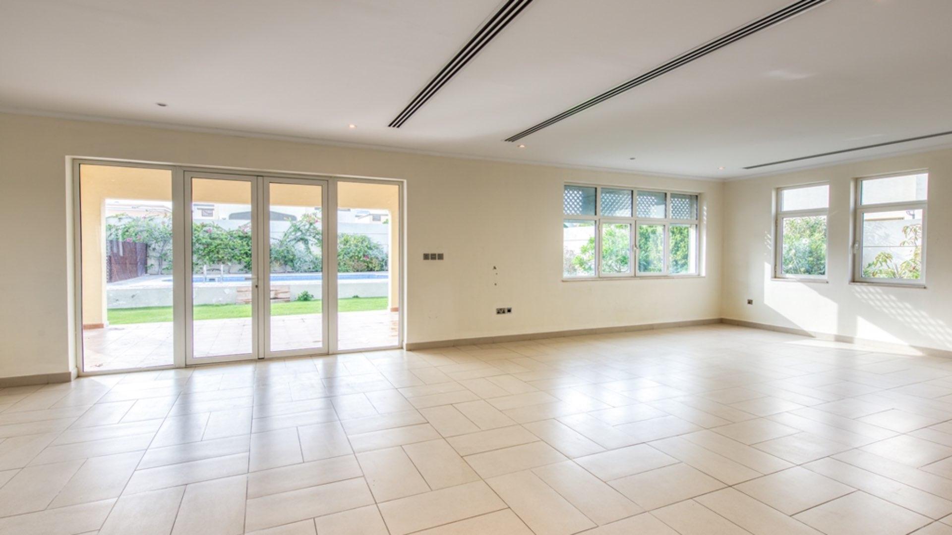 Spacious living room in elegant 4-bedroom villa for rent, Jumeirah Park, Regional