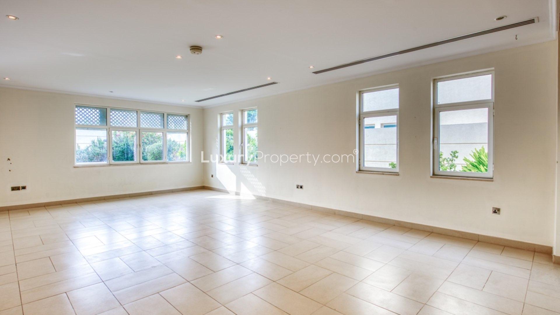 Elegant living room in 4-bedroom villa for rent, Jumeirah Park, Regional sub-community