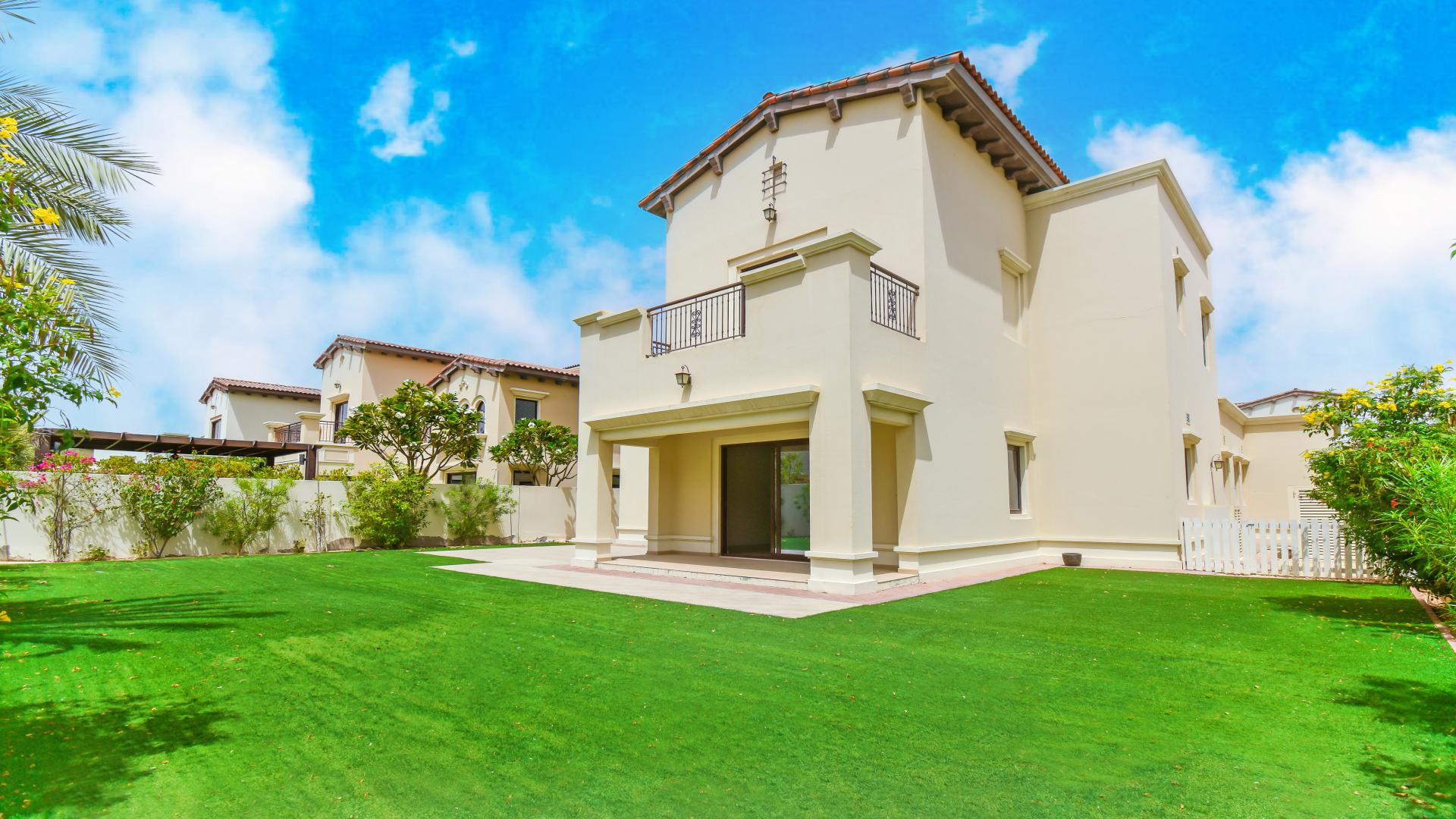 "Spacious living room in four-bedroom villa, Rosa, Arabian Ranches 2, with garden view.",Beautiful four-bedroom villa with landscaped garden in Rosa, Arabian Ranches 2 for rent