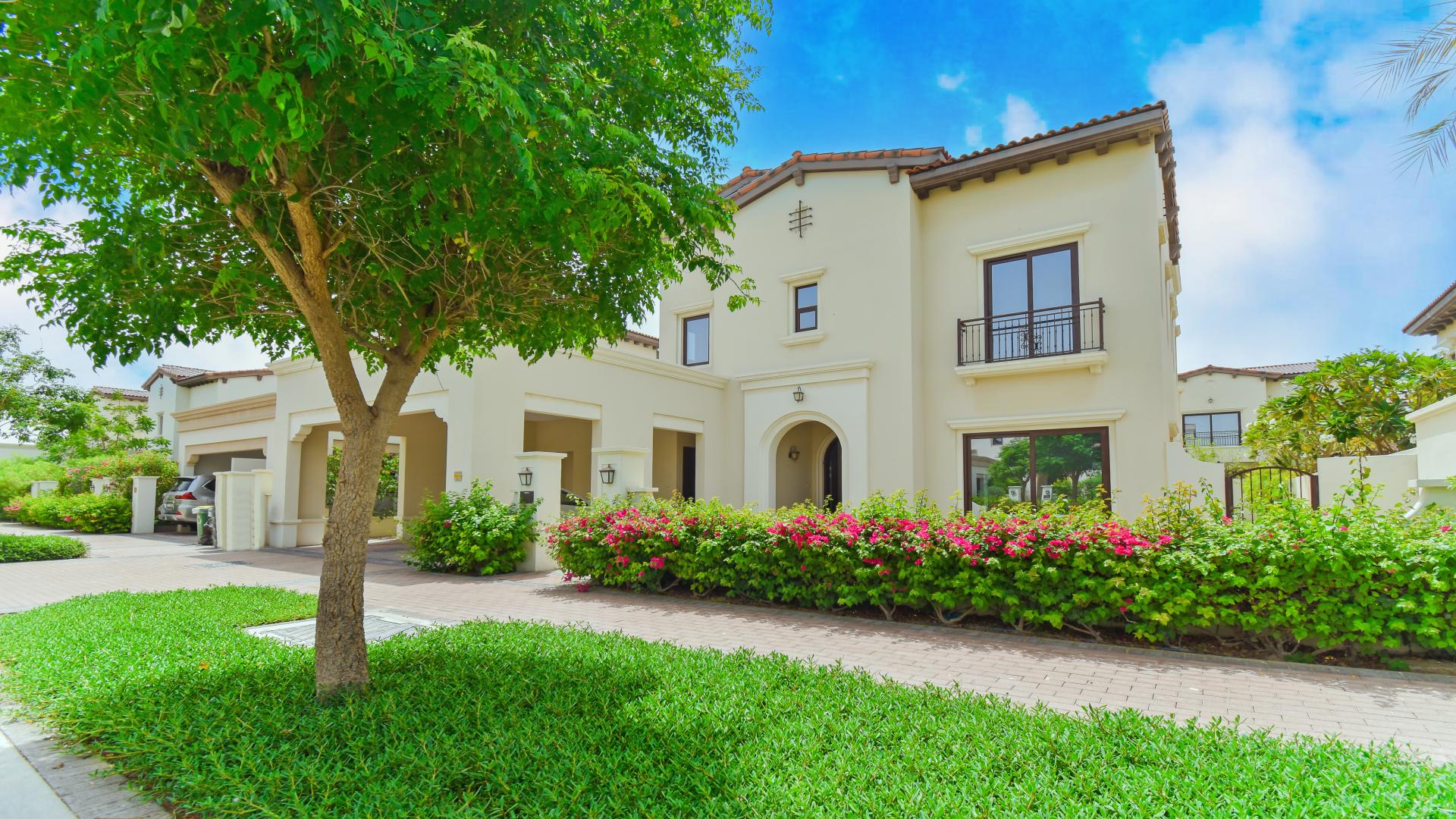 Beautiful 4-bedroom villa with garden in Rosa