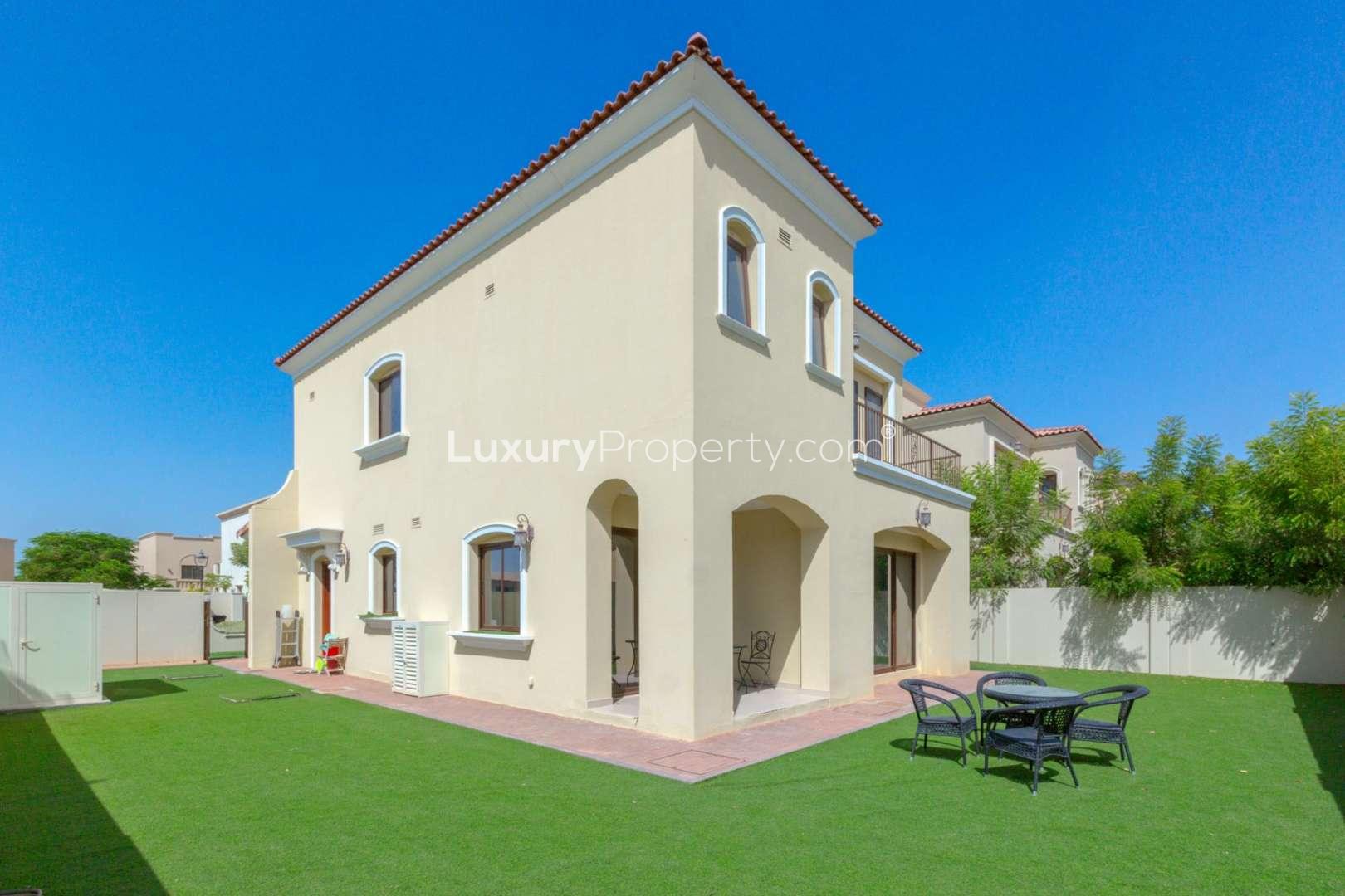 "Spacious 4-bedroom villa with large garden in Samara, Arabian Ranches 2, for rent.",Spacious bathroom in Samara villa, Arabian Ranches 2, featuring double sink and bathtub