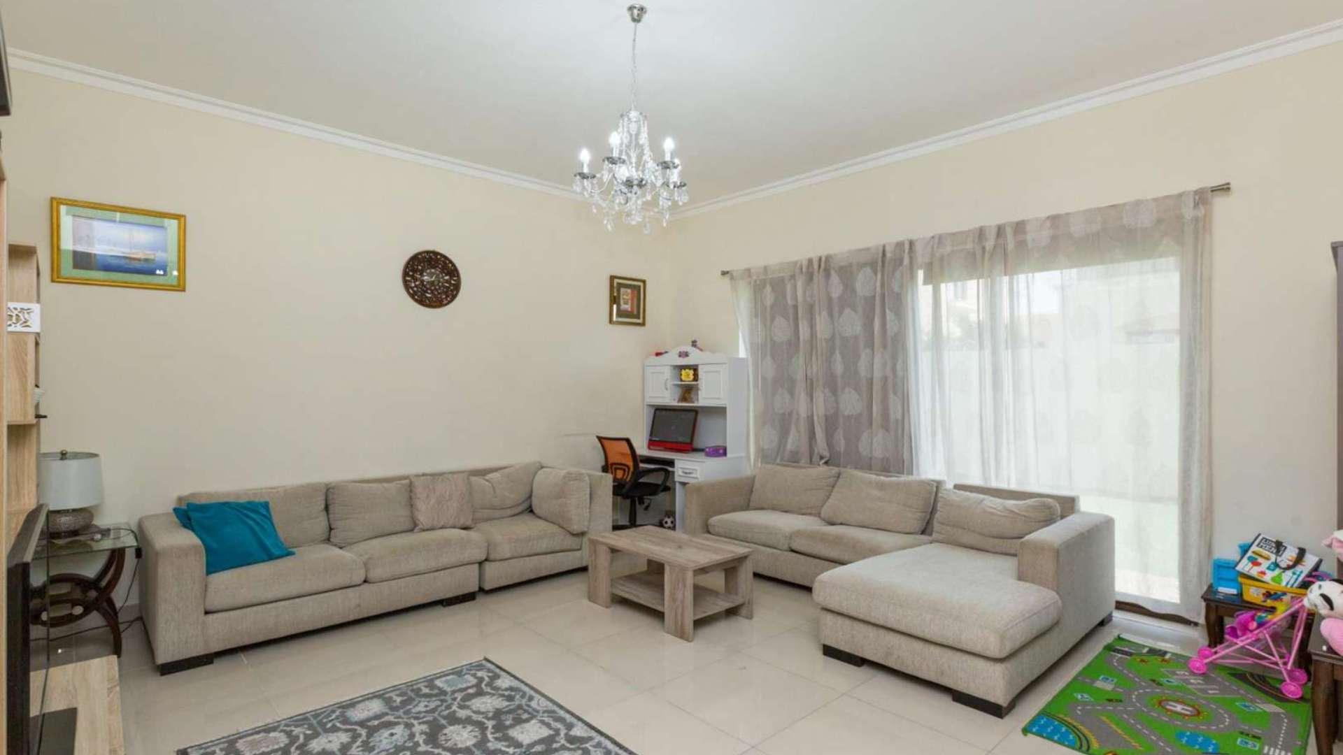 "Spacious villa garden in Arabian Ranches 2, Samara, with outdoor seating, for rent.",Living room of spacious villa in Samara, Arabian Ranches 2, with modern furnishings
