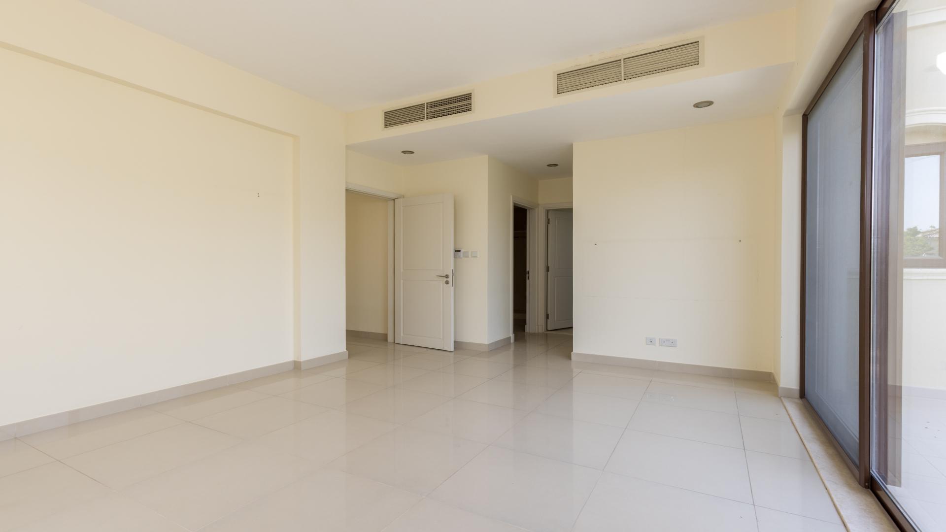 Bright, spacious room in 4-bed villa, Arabian Ranches 2 Samara community, large windows