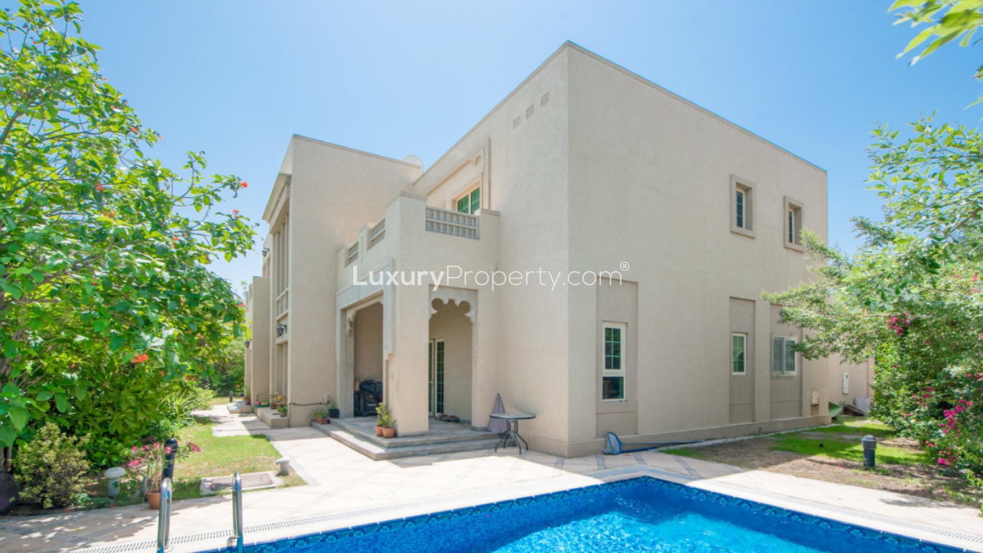 Luxurious living room in Jumeirah Islands villa for rent, elegant furnishings and decor