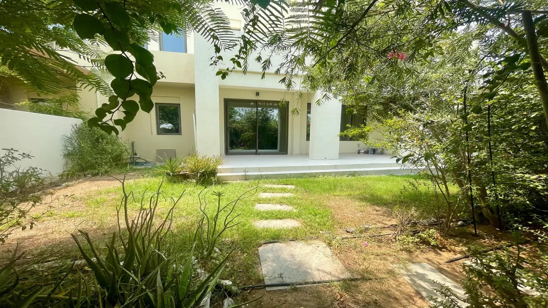 Bright open-plan living area in 4-bed villa, Mira Oasis, Reem community, for rent