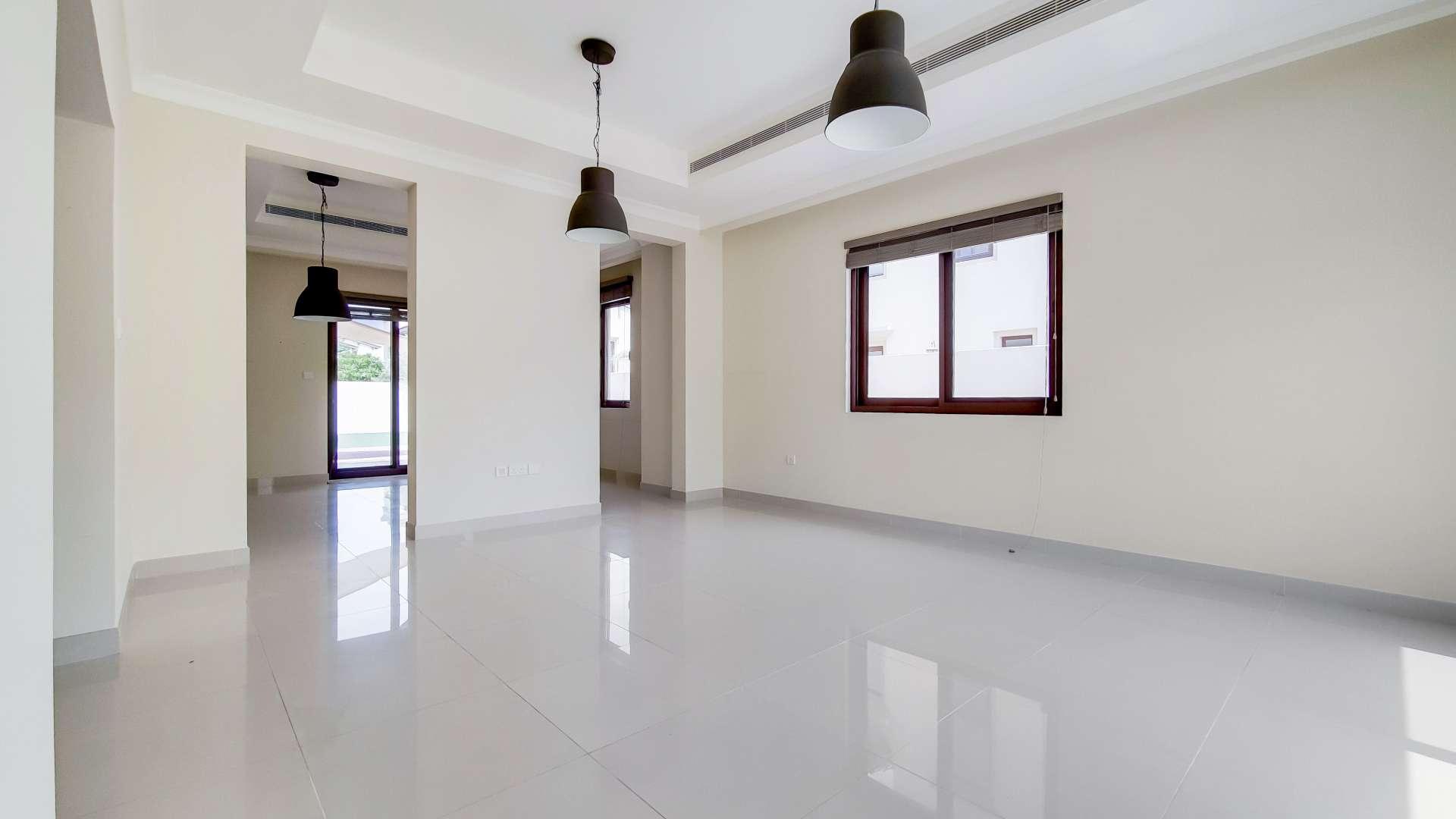 Spacious living room in 4-bedroom villa, Yasmin, Arabian Ranches 2, for rent. Ref: LP14546