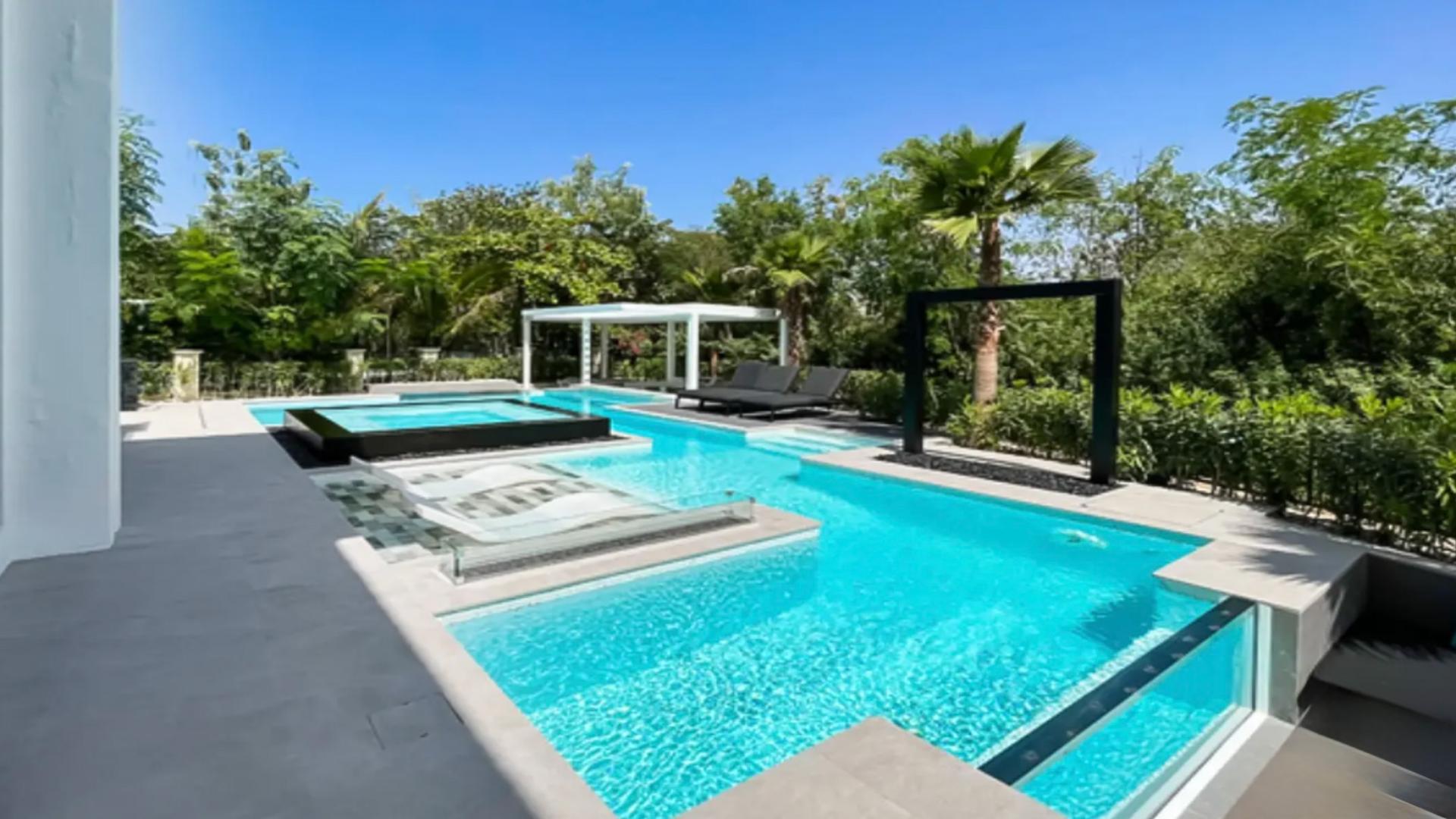 Fully upgraded 4-bedroom villa with large plot, park view in Jumeirah Islands, Cluster 22