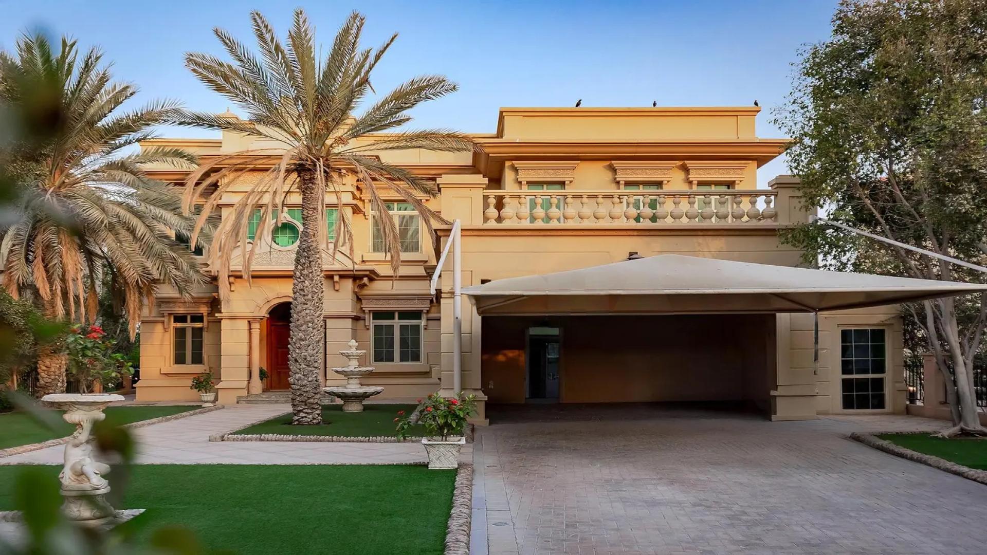 Luxurious Jumeirah Islands villa with pool, elegant architecture, and garden in Cluster 32