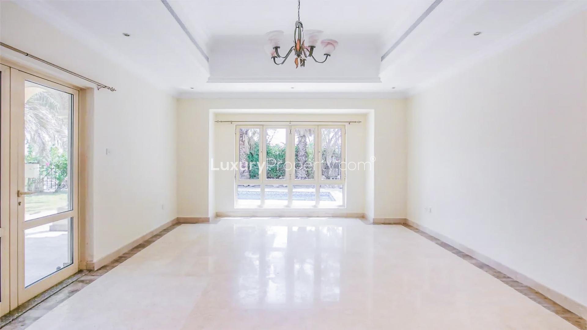 4-Bed Villa with Pool in Jumeirah Islands, Mediterranean Clusters - Renovation Opportunity