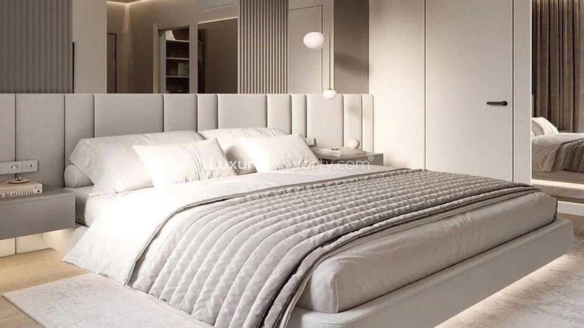 Luxurious master bedroom in fully upgraded 4-bedroom villa, Jumeirah Islands, Islamic Clusters