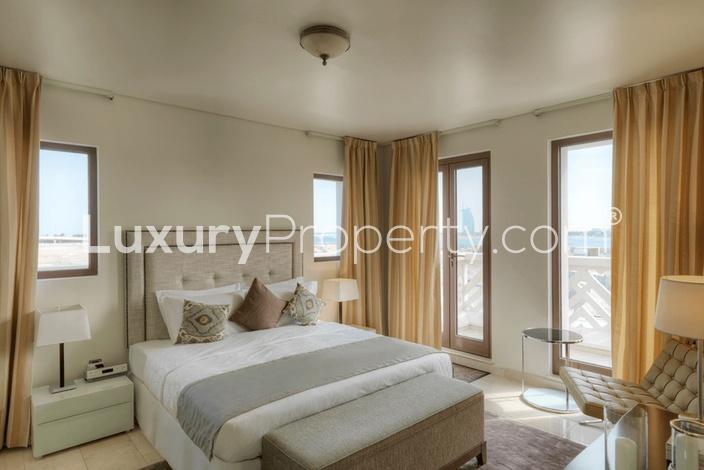 Modern kitchen in 4-bedroom beachfront villa, Balqis Residence, Palm Jumeirah, for sale