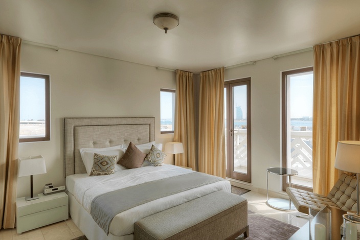 Modern kitchen in 4-bedroom beachfront villa, Balqis Residence, Palm Jumeirah, for sale