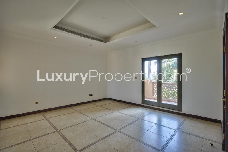 Empty room in Canal Cove 4-bedroom villa, Palm Jumeirah, Dubai, with tiled floor and lighting