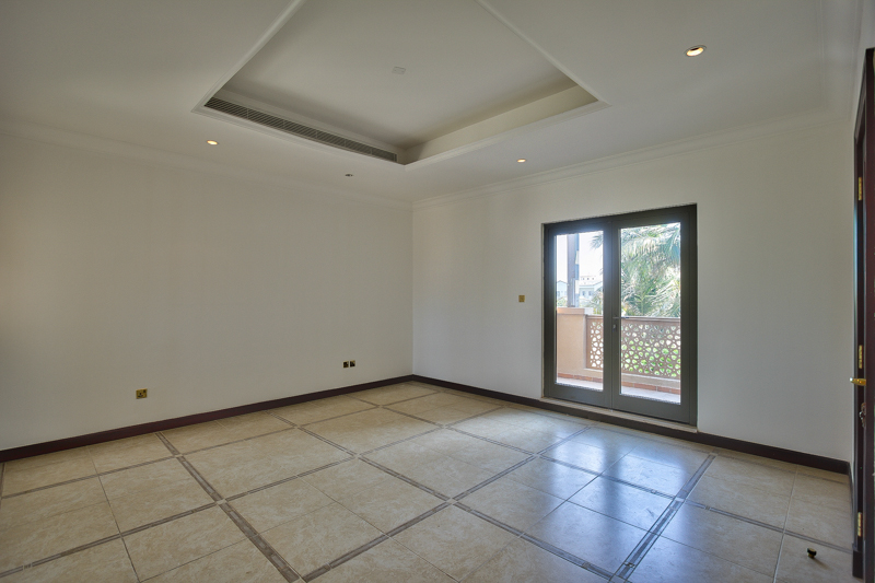 Empty room in Canal Cove 4-bedroom villa, Palm Jumeirah, Dubai, with tiled floor and lighting