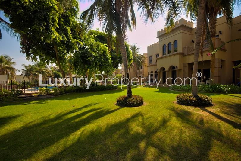 Luxurious bathroom with dual sinks and bathtub in Palm Jumeirah villa for sale