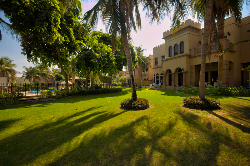 Luxurious bathroom with dual sinks and bathtub in Palm Jumeirah villa for sale