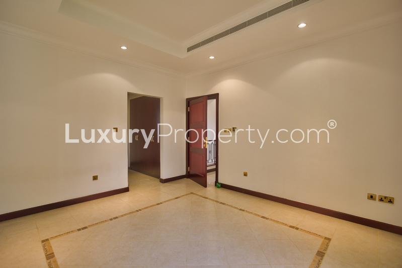 Palm Jumeirah Canal Cove Villa with lush garden, 4-bedrooms, luxury living in Dubai