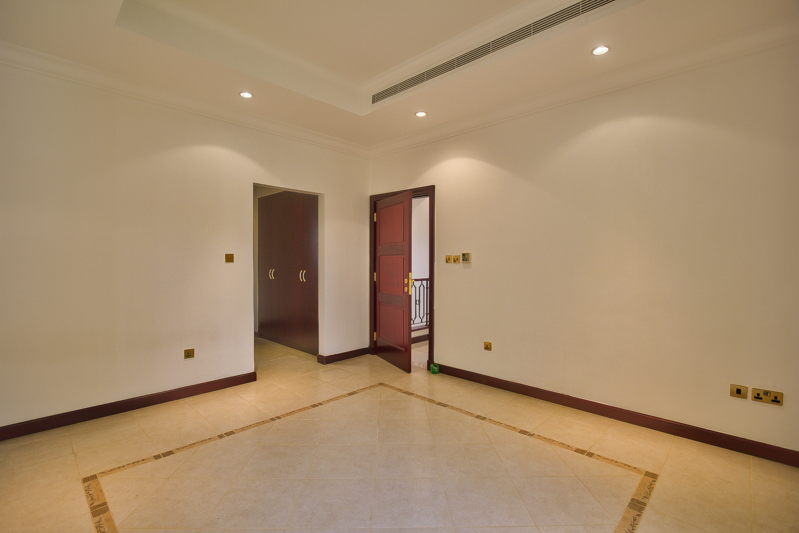 Palm Jumeirah Canal Cove Villa with lush garden, 4-bedrooms, luxury living in Dubai