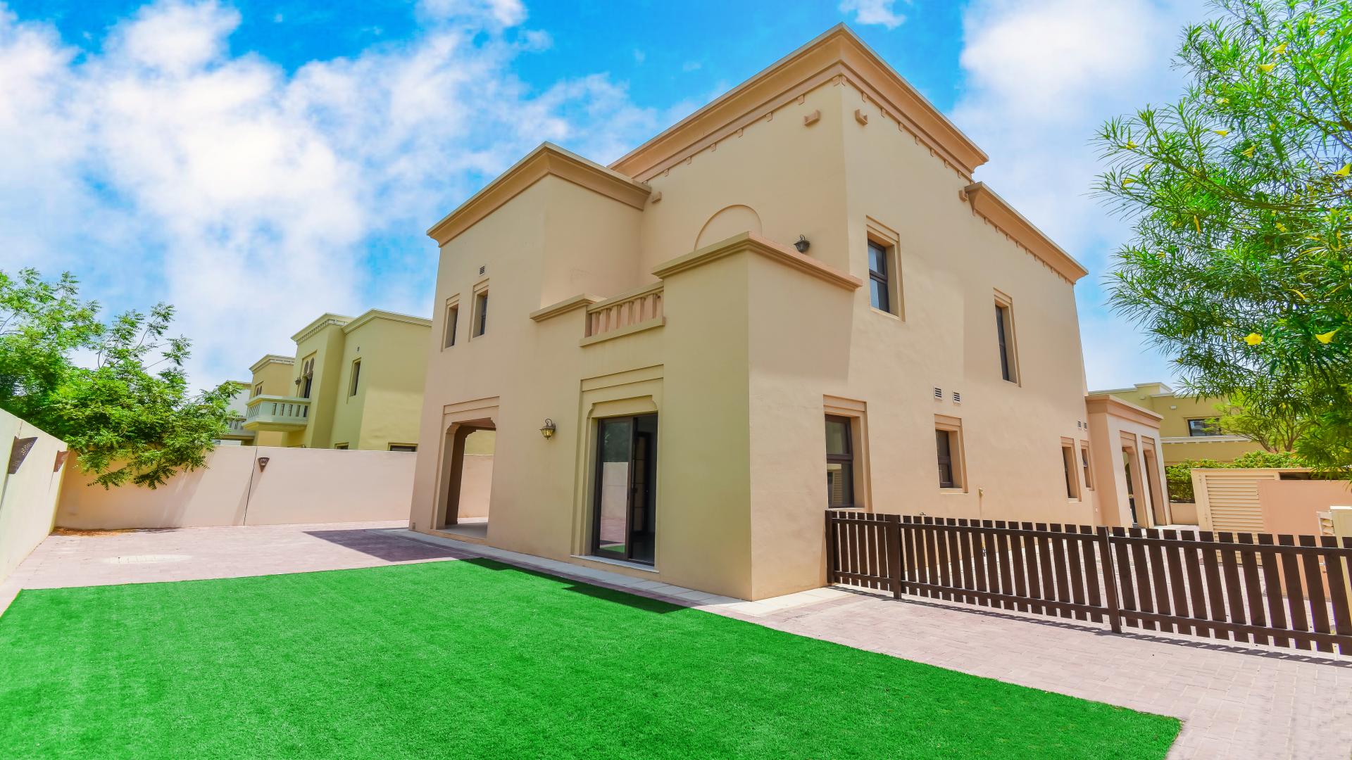 Open-plan kitchen and living area in four-bedroom villa, Casa, Arabian Ranches 2