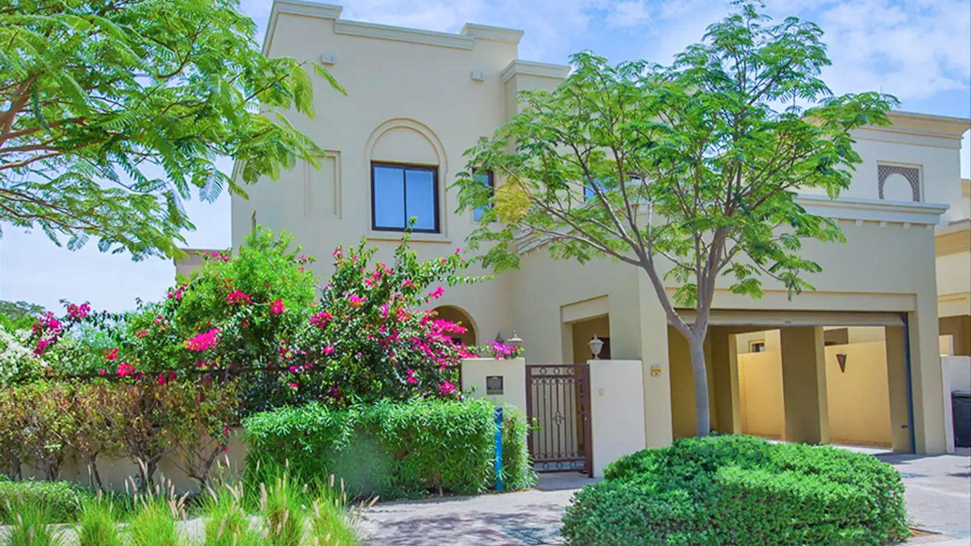 Refined 4-bedroom villa exterior with lush garden in Casa