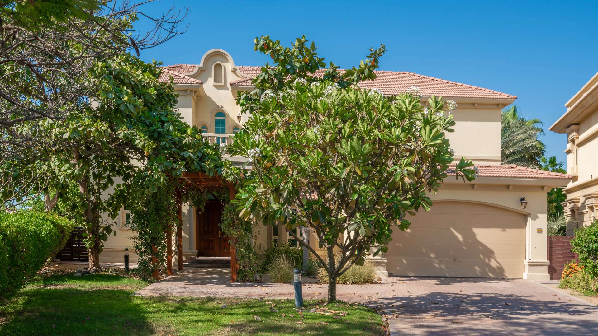 Bathroom in Spanish-style villa, European Clusters, Jumeirah Islands. Modern fixtures, marble countertop