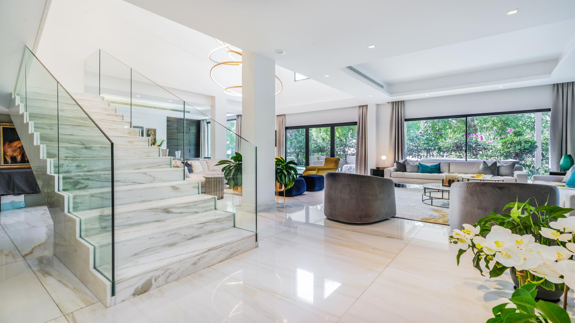 Fully upgraded modern villa with garage in Jumeirah Islands, European Clusters, for sale