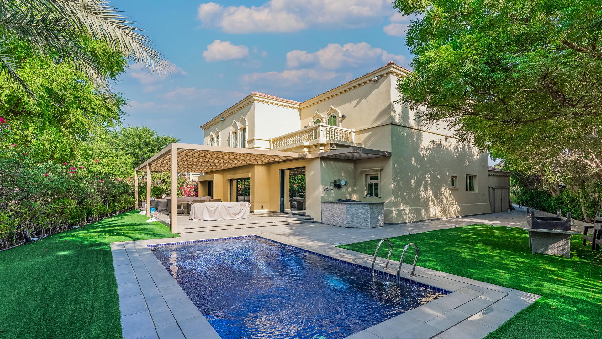 Modern villa interior with marble staircase and spacious living area in Jumeirah Islands