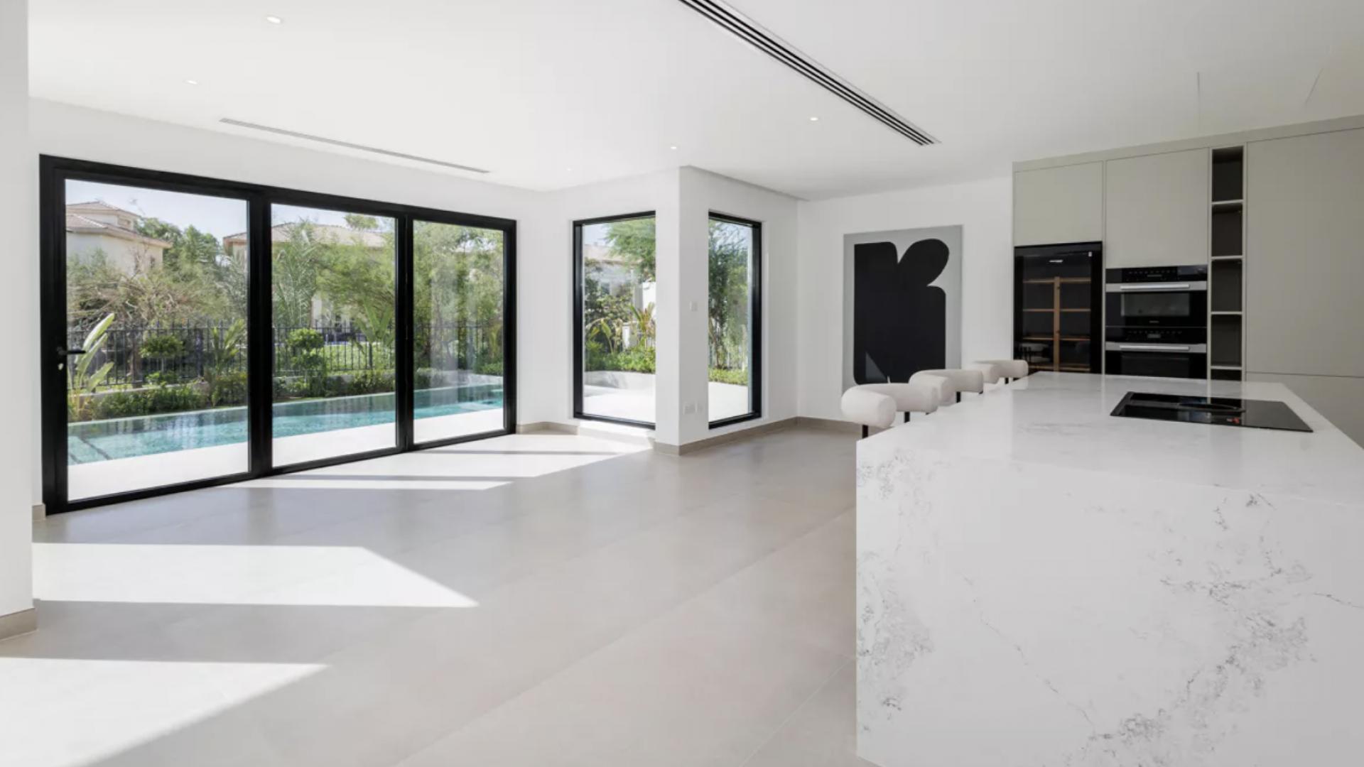 Luxurious villa with modern architecture and private pool in Jumeirah Islands, Dubai