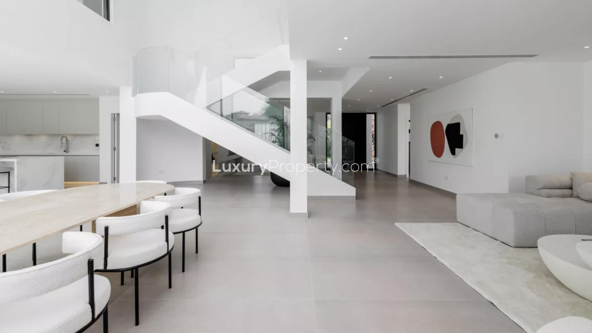 Luxurious open-plan living area in 4-bedroom villa, Jumeirah Islands, Dubai. Modern interior design