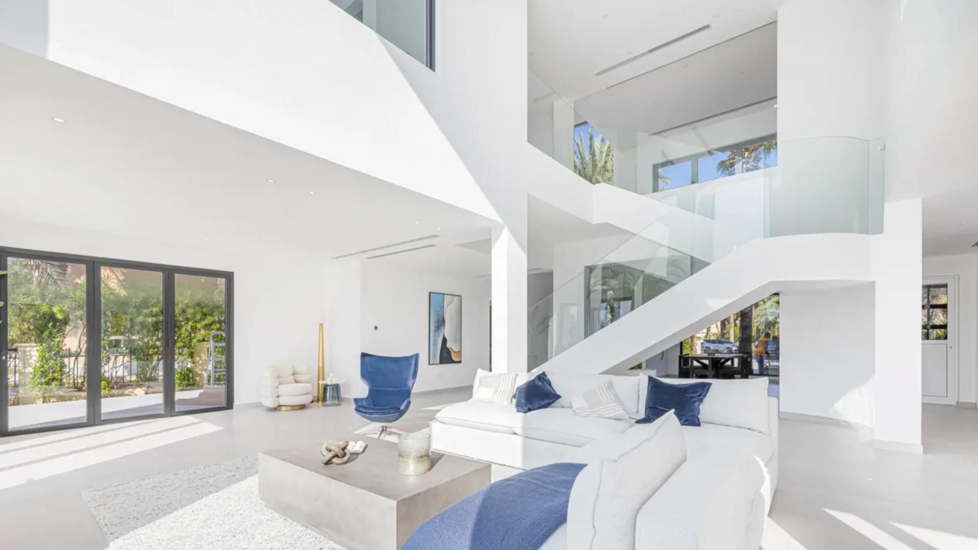 Luxury 4-bedroom villa with pool in Jumeirah Islands, Costa Del Sol community