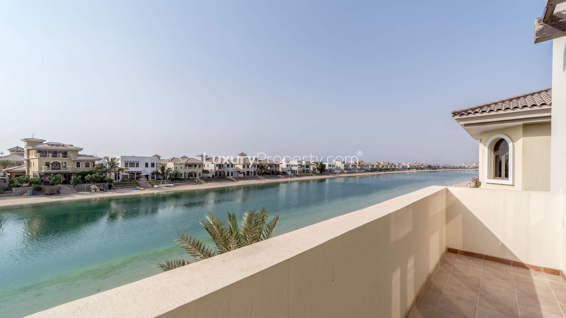 Luxury bedroom in 4-bed villa, Garden Homes, Palm Jumeirah Frond A, beachfront property