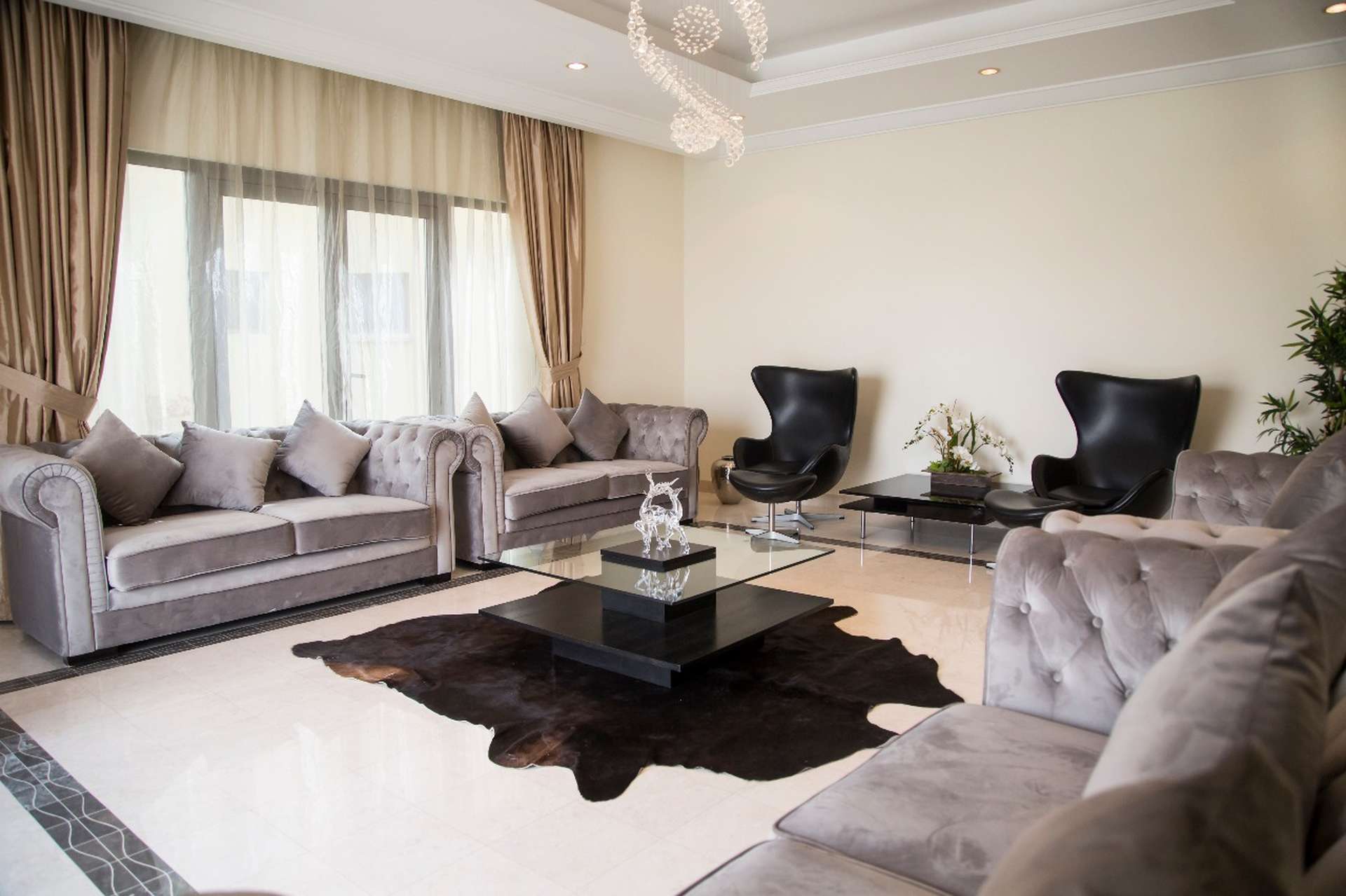 Elegant living room in upgraded 4-bedroom villa, Palm Jumeirah Garden Homes, for sale